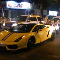 Ô tô - Xe máy - Lamborghini Gallardo vừa đi vừa đẩy ở Sài Gòn