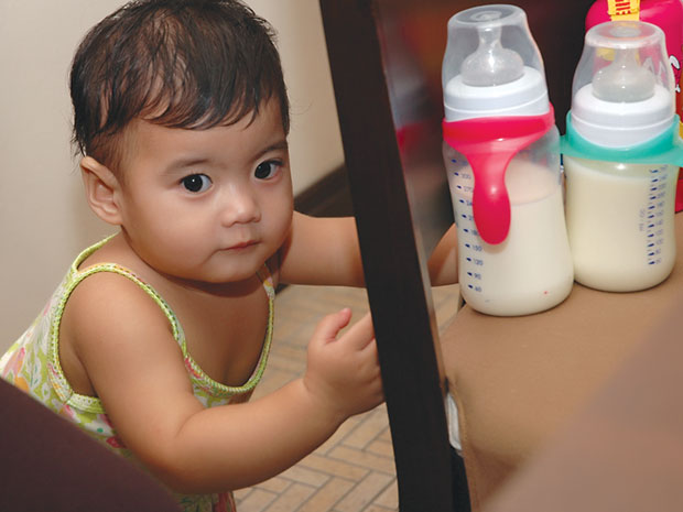 Trẻ lỡ uống sữa nghi nhiễm khuẩn, làm sao? - 1