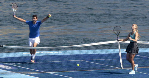 Mỹ nhân & Baby Federer chơi tennis trên biển - 1