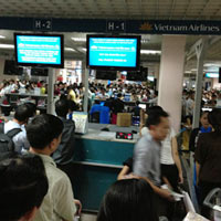 Tin tức trong ngày - Không được ngồi gần vợ, TGĐ đánh an ninh sân bay