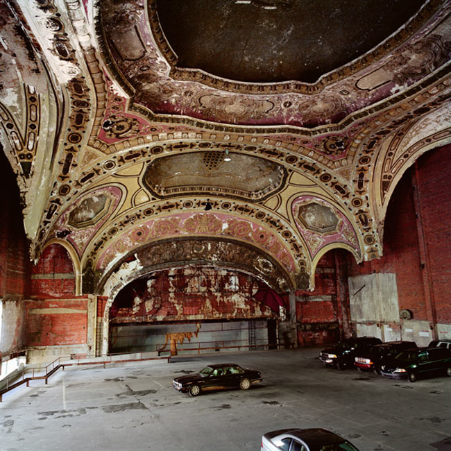 Thành phố Detroit, nước Mỹ là quê hương của nghệ thuật bãi đậu xe. Cấu trúc sang trọng của Nhà hát Michigan đã được biến thể trở thành garage độc đáo.
