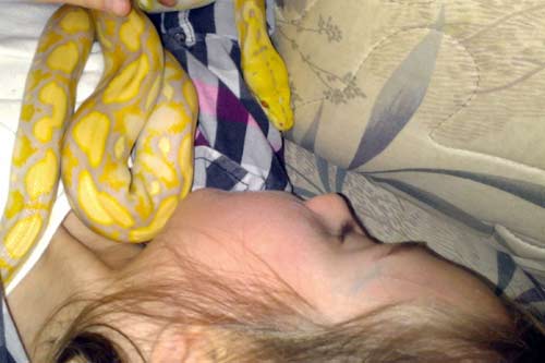 Cô bé 9 tuổi thích ngủ chung với rắn - 1