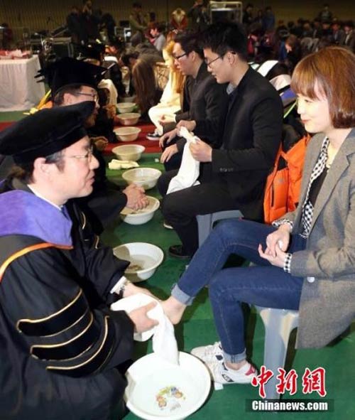 Hàn Quốc: Giảng viên rửa chân cho sinh viên - 2
