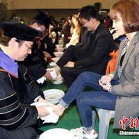 Giáo dục - du học - Hàn Quốc: Giảng viên rửa chân cho sinh viên