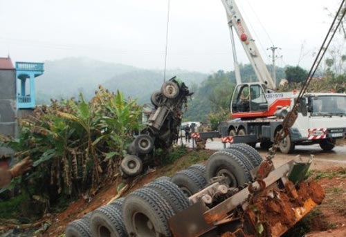 Lao xuống vực, xe container đứt làm đôi - 1