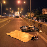 Tin tức trong ngày - Va chạm với xe tải, vợ tử vong, chồng thoát nạn