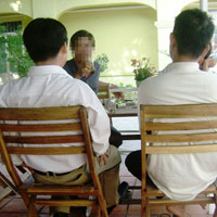 Tin tức trong ngày - Bộ Nội vụ cấm “công chức cà phê”, la cà quán xá