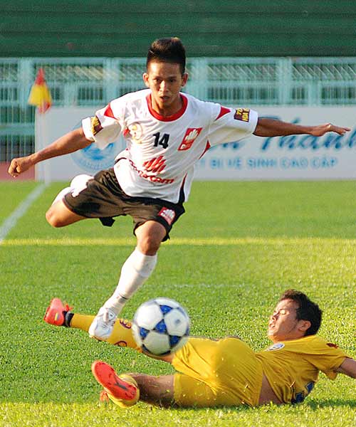 Cầu thủ V-League "mắng" trọng tài - 3