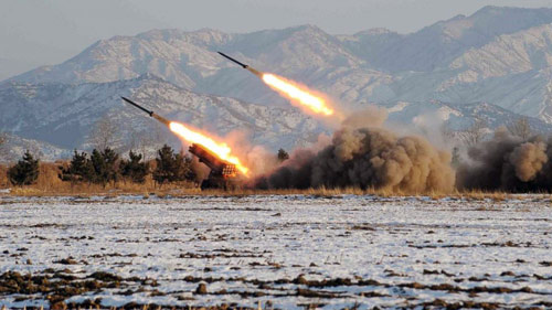 Triều Tiên bất ngờ phóng một loạt tên lửa - 1