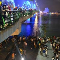 Tin tức trong ngày - Đi dạo trên cầu Rồng, một phụ nữ nhảy cầu tự tử