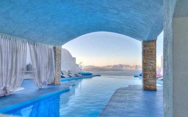 Astarte Suits là một khách sạn nhỏ, với 11 dãy phòng nằm trên một vách đá thuộc đảo Santorini (Hy Lạp). Các dãy phòng được thiết kế sang trọng với 2 màu sắc chủ đạo xanh và trắng, mỗi căn phòng trông giống như từng mảnh gép của thiên đường. Đặc biệt với cấu trúc của những hồ bơi vô cực bạn sẽ thấy như đang đắm mình giữa đại dương bao la.
