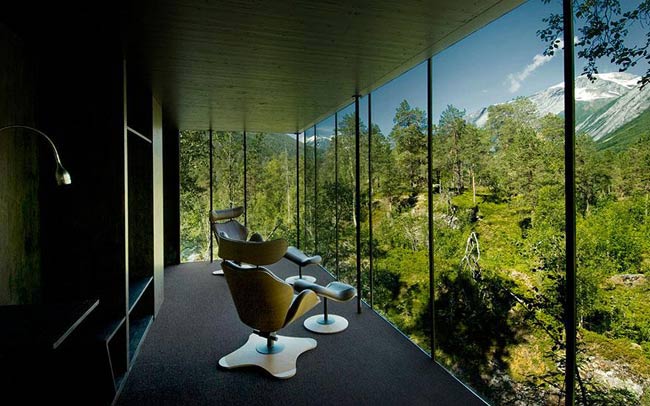 Khu nghỉ dưỡng Juvet Landscape được xây dựng bên bờ sông Valdolla thuộc vịnh Juvet Landscape (Na Uy). Juvet Landscape Resort bao gồm 7 cabin nằm nép mình dưới cây bạch dương, cây thông và những tảng đá. Với thiết kế những bức tường kính tạo sự gần gũi với thiên nhiên, mặc dù ngồi trong phòng nhưng bạn vẫn có thể thu vào tầm mắt thiên nhiên bên ngoài.
