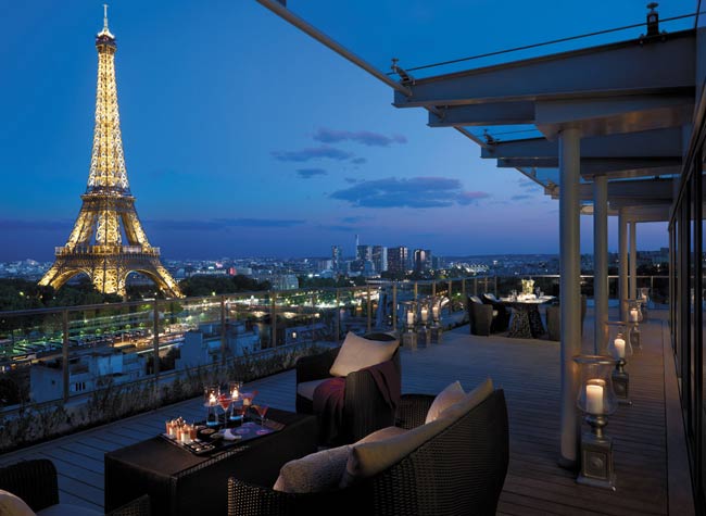 Khách sạn Shangri La trước đây từng là cung điện của hoàng tử Roland Bonaparte (cháu trai của Vua Napoleon Bonaparte). Shangri La nằm bên bờ sông Seine một trong những địa điểm đẹp nhất ở Paris, là nơi tuyệt vời để chiêm ngưỡng toàn cảnh tháp Eiffel.
