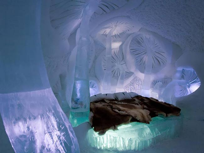 Ice Hotel là khách sạn được xây dựng từ băng tuyết nằm tại ngôi làng&nbsp;Jukkasjärv, miền Bắc Thụy Điển, chính bởi kiến trúc độc đáo này mà Ice Hotel chỉ mở cửa đón khách vào mùa đông. Nhiệt độ trong các phòng ở mức -5 đến -7 độ C, tuy nhiên du khách có thể yên tâm thưởng thức giấc ngủ nhờ những chiếc túi sưởi và chăn lông cừu ấm áp.
