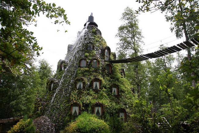 Khách sạn Magic Mountain, nằm ở khu bảo tồn thiên nhiên Huilo Huilo thuộc miền Nam Chile, là một trong những khách sạn độc đáo nhất trong chuỗi khách sạn ở Chile. Khách sạn được xây dựng giống như ngọn núi lửa phun ra nước thay vì dung nham, cửa sổ được trang trí bằng rêu và dây leo. Để vào được tòa nhà độc đáo này du khách sẽ phải đi qua một cây cầu khỉ.
