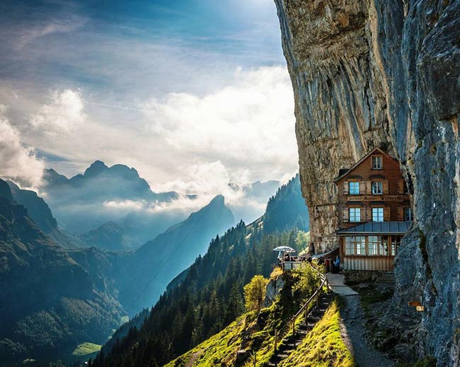 Nhà hàng Ascher Cliff được xây dựng bên vách núi đá Ascher thuộc dãy Alps (Thụy Sĩ). Nếu bạn muốn có những trải nghiệm mới cho kỳ nghỉ thì Ascher Cliff là một lựa chọn không thể bỏ qua. Bạn vừa có thể nghỉ ngơi, ăn uống lại vừa có thể chiêm ngưỡng cảnh quan thiên nhiên hùng vĩ của dãy núi Alps.
