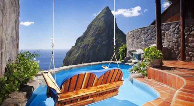 Khu nghỉ dưỡng Ladera thuộc quốc đảo St. Lucia nằm ở phía Đông vùng biển Caribe nổi tiếng với cảnh quan thiên nhiên say lòng người. Được xây dựng trên ngọi núi lửa Soufriere, khu nghỉ dưỡng Ladera được ôm trọn bởi rừng và biển, đây là nơi lý tưởng để bạn thư giãn và hòa mình vào với thiên nhiên.
