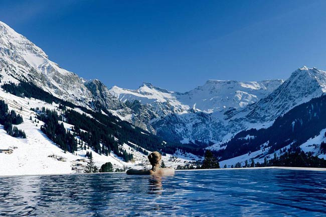 Cambrian là khách sạn rất sang trọng nằm ở dãy núi Alps của Thụy Sĩ. Du khách tìm đến không chỉ để trượt tuyết, mà còn tìm kiếm cho mình không gian nghỉ dưỡng thoải mái nhất. Hồ bơi nước nóng được thiết kế ngoài trời, cho phép du khách thỏa sức bơi lội, ngắm nhìn và hít thở không khí trong lành của dãy núi Alps.
