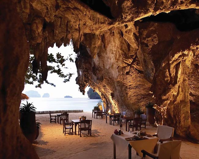 Khách sạn Rayavadee Krabi nằm trọn trong một hang đá thuộc tỉnh Krabi được bao quanh bởi những rặng dừa xanh. Đây là địa điểm tuyệt vời cho những du khách thích sự yên tĩnh và các cặp tình nhân tổ chức lễ cưới.
