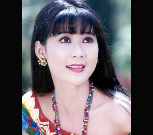 Diễm Hương là một trong những 'tuyệt sắc giai nhân' của nền điện ảnh Việt đầu năm 1990.Khi đó vẻ đẹp của người con gái có đôi mắt bồ câu, nụ cười chum chím hình trái tim luôn được ngưỡng mộ.
