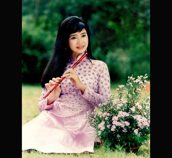 Nữ diễn viên Thu Hà đẹp dịu dàng với hàng lông mày lá liễu, nét đẹp được mến mộ trong những năm 80, 90.
