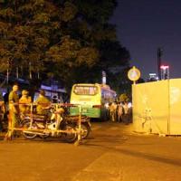 Tin tức trong ngày - Xe buýt ép chết người trong hàng rào công trình