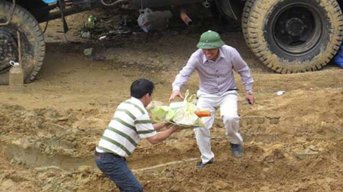 Ông trùm gỗ sưa xuất hiện: Lãnh đạo huyện "chối" - 3