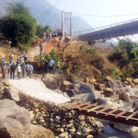 Tin tức trong ngày - Lật cầu treo: Hoàn thành cầu tạm thay cầu Chu Va 6