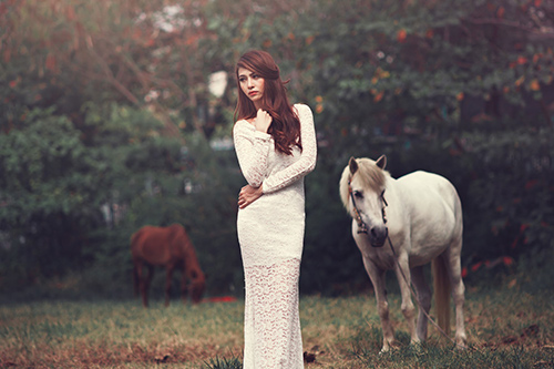 Việt My hững hờ khoe vai trần - 6