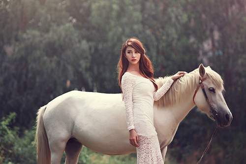 Việt My hững hờ khoe vai trần - 7