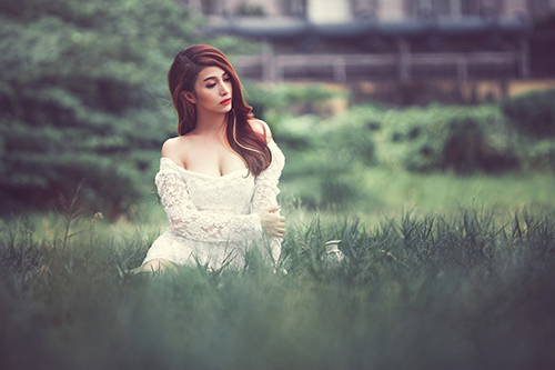 Việt My hững hờ khoe vai trần - 10