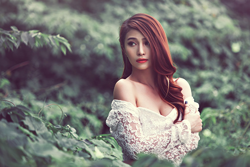 Việt My hững hờ khoe vai trần - 11