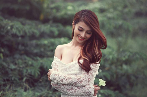 Việt My hững hờ khoe vai trần - 12