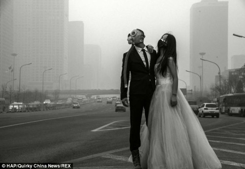 Chụp ảnh cưới với mặt nạ chống độc ở Trung Quốc - 1