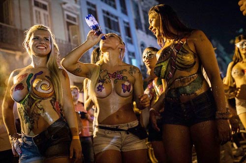 Vũ nữ khỏa thân diễu hành khắp đường phố - 1