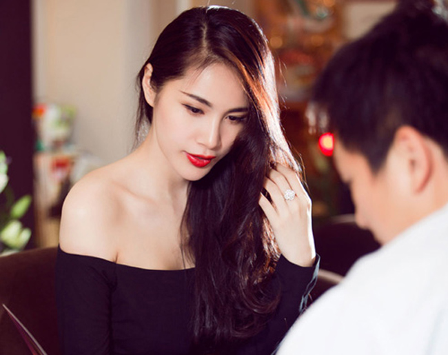 Nữ ca sỹ Em sẽ quên khoe vai trần khéo léo đầy sức hút.
