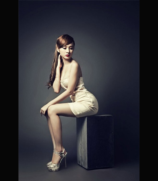 Body sexy cộng với cách tạo dáng gợi tình khiến Phương Trinh rất hot.
