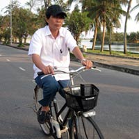 Tin tức trong ngày - "Ai không sắm được xe đạp, tôi sẽ cho mượn tiền"