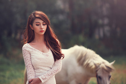 Việt My hững hờ khoe vai trần - 3