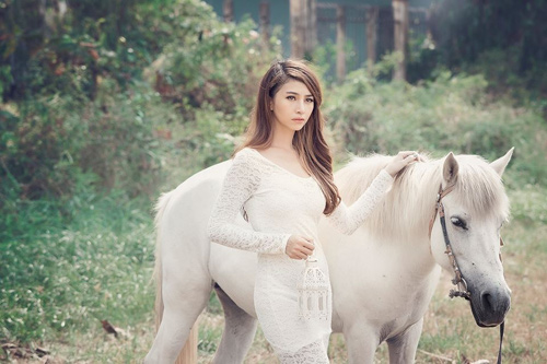 Việt My hững hờ khoe vai trần - 4