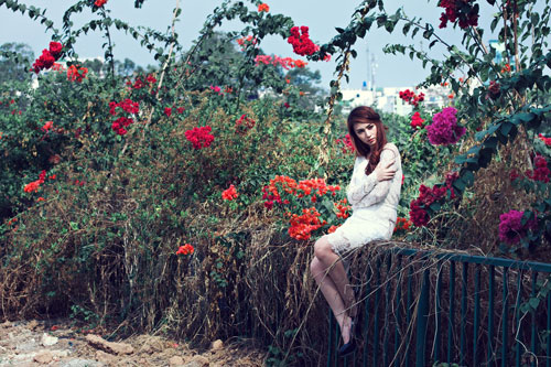 Việt My hững hờ khoe vai trần - 15