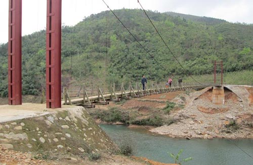 Cây cầu treo "treo" tính mạng hàng trăm người ở Quảng Ninh - 1