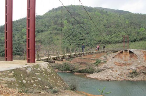 Cây cầu treo "treo" tính mạng hàng trăm người ở Quảng Ninh - 1