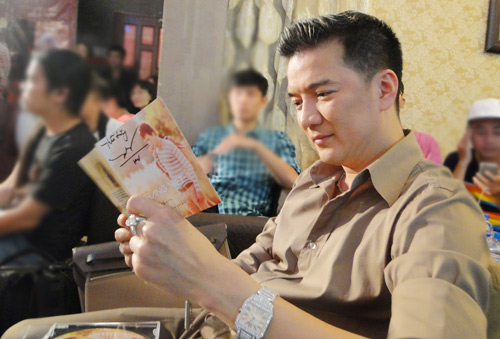 Mr. Đàm hết mình cổ vũ đàn em - 2