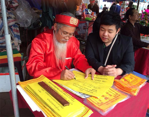 Quang Lê đi lễ phủ Tây Hồ cùng hoa hậu - 3