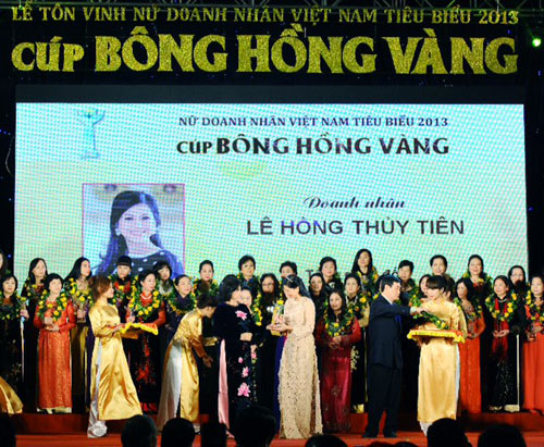 Mẹ chồng Hà Tăng được tặng bằng khen - 2