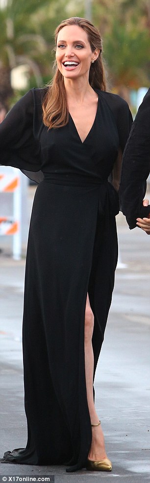 Đôi chân Angelina Jolie lại thành tâm điểm - 4