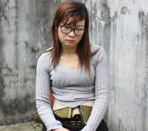 Bắt ba phụ nữ giắt 7 bánh heroin trong người - 1