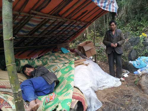 Tin lời đồn, dân đổ xô lên “cổng trời” cúng bái - 4