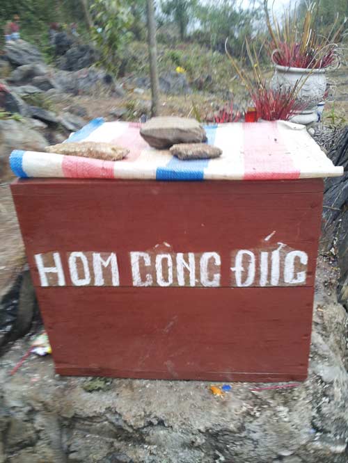 Tin lời đồn, dân đổ xô lên “cổng trời” cúng bái - 3